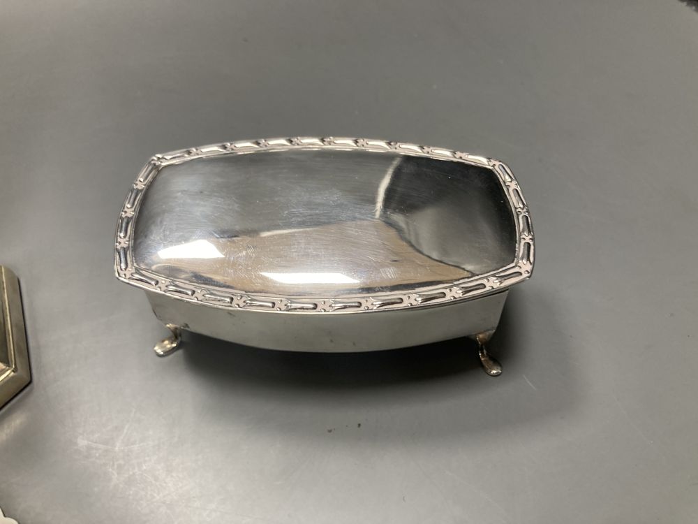 A 1920silver trinket box, 11.3cm, an Edwardian silver pepperette, London, 1903, 10.4cm and silver-footed glass vase